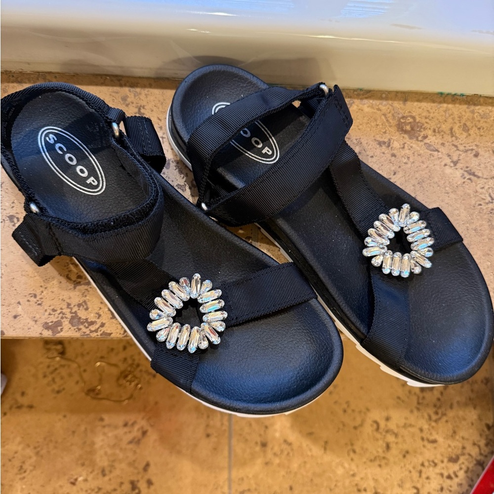NWOT Scoop Velcro strap sandals 7.5